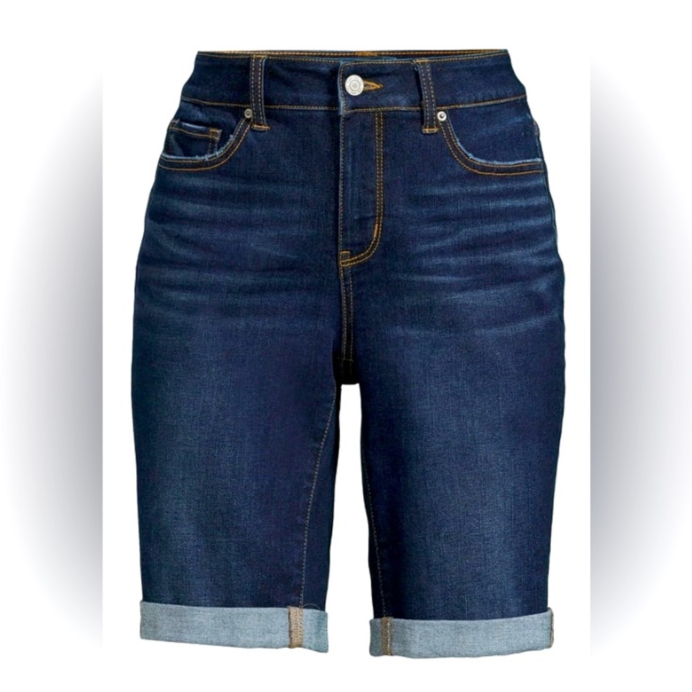 Mid-rise women’s shorts 💙
